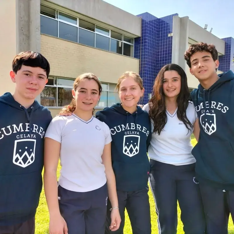 Cinco estudiantes del Instituto Cumbres Celaya posando juntos en el patio de la escuela